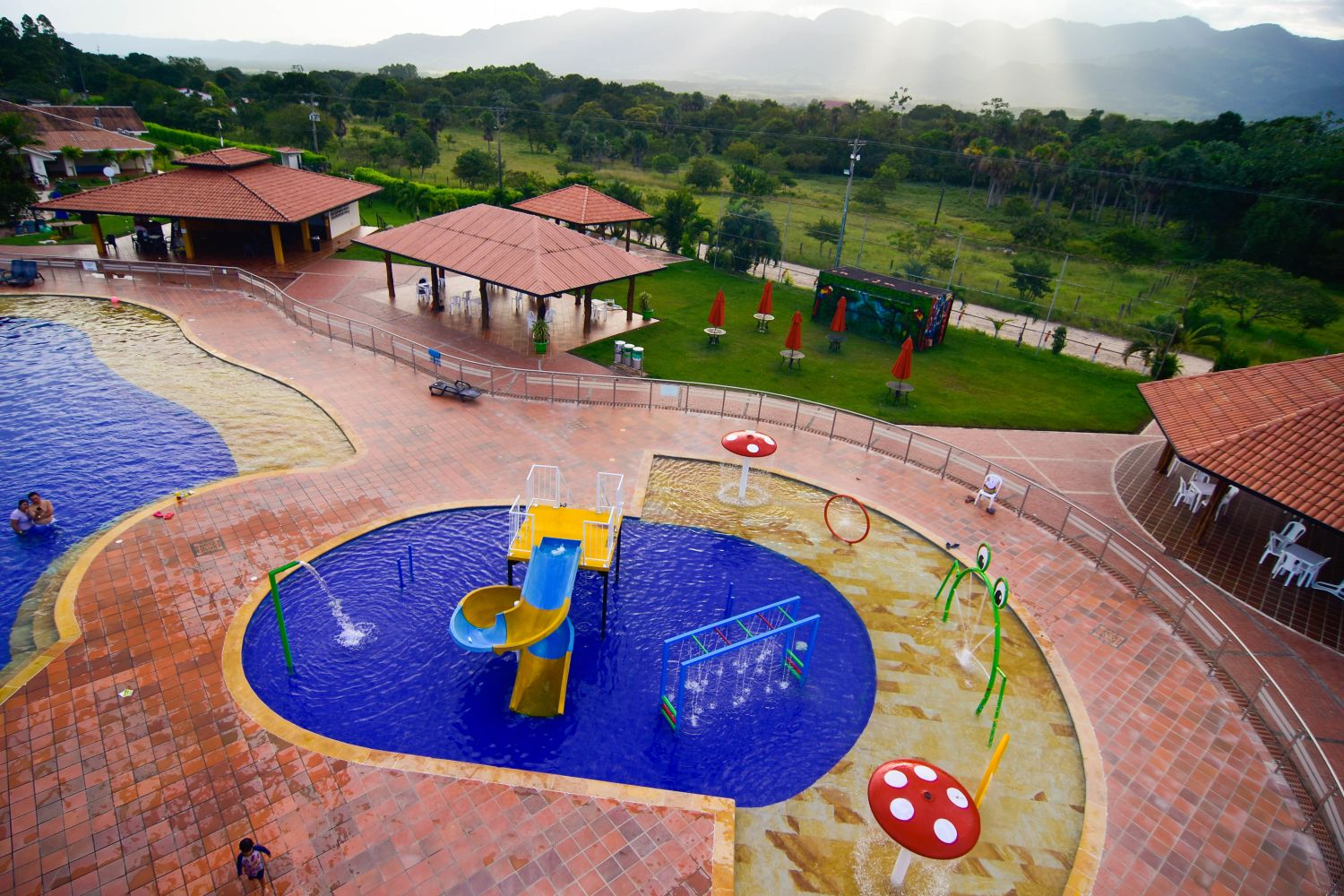 en el hotel los lagos centro vacacional podras disfrutar de un momento de relajacion en nuestra parque acuatico